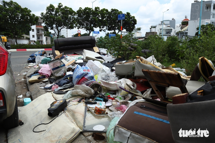 Người dân ngao ngán vì rác nham nhở dưới chân chung cư - Ảnh 4.
