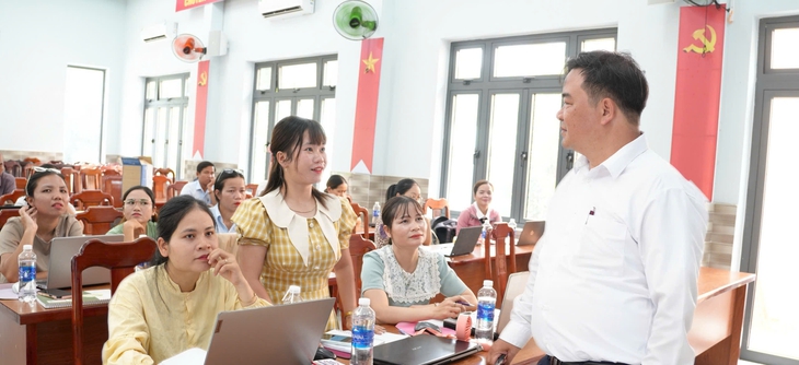 Thầy cô ở nơi chưa có điện lặn lội học AI để học sinh bớt thiệt thòi - Ảnh 1.