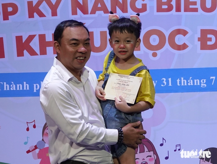 Hóa thân thành Thánh Gióng, những nhân vật ngộ nghĩnh trên sàn kịch - Ảnh 3.