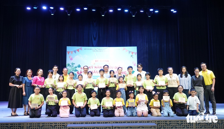 Hóa thân thành Thánh Gióng, những nhân vật ngộ nghĩnh trên sàn kịch - Ảnh 4.
