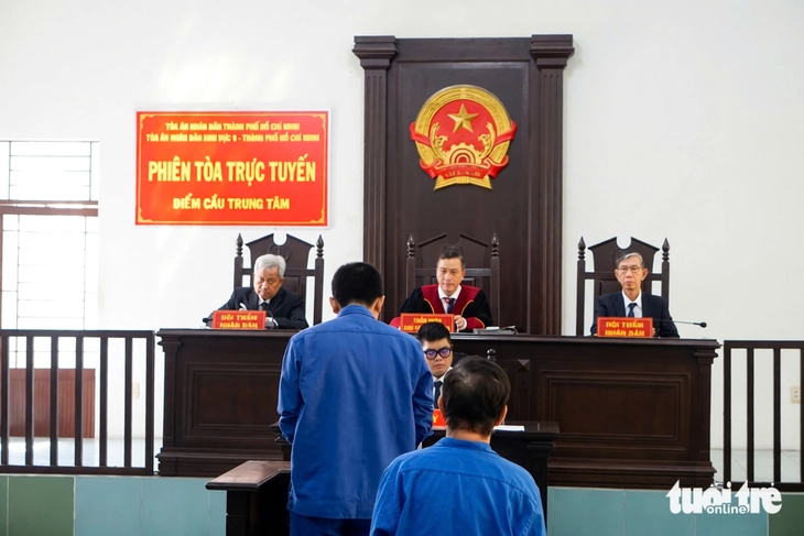 'Phù phép' nước máy thành nước khoáng đóng chai, giám đốc và quản lý hầu tòa - Ảnh 2.