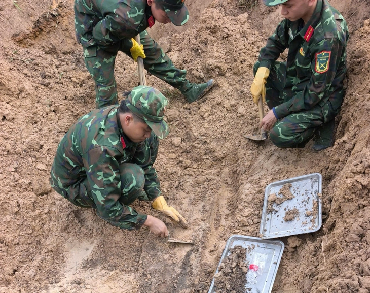 Đội K71 Tây Ninh tìm thấy 2 bộ hài cốt liệt sĩ ở phường An Tịnh - Ảnh 1.