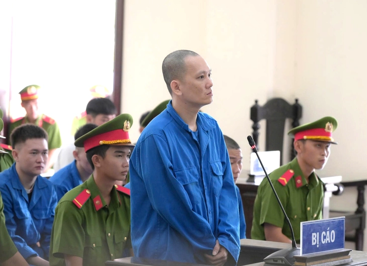 Phạt tù chủ quán karaoke cùng 'đàn em' dùng súng đuổi bắn nhóm đối thủ - Ảnh 1.
