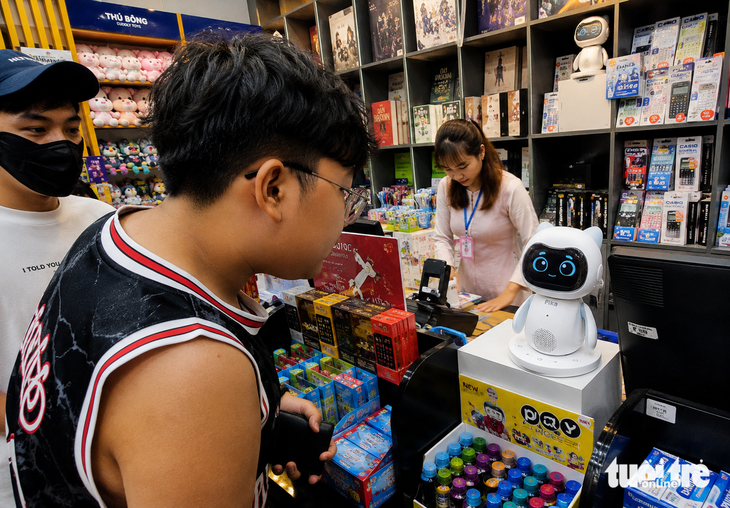Robot Al, đồ dùng học tập bắt trend hút khách trước thêm năm học mới - Ảnh 2.