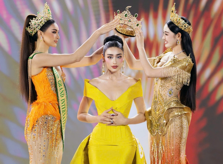 Emoura Phạm đăng quang Miss Grand Vietnam 2026 sau màn trình diễn gây tranh cãi - Ảnh 1.