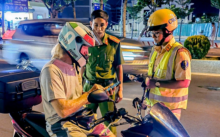 Tiếp tục 'siết' chặt tình trạng người nước ngoài vi phạm giao thông - Ảnh 2.