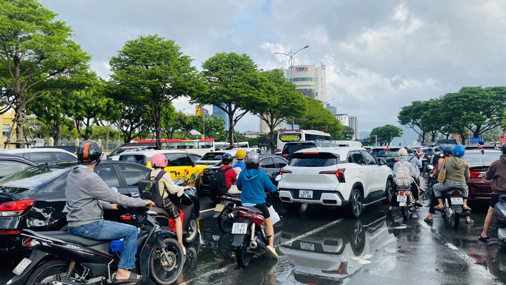 Thêm 19.000 ô tô năm 2025, lo Đà Nẵng gia nhập câu lạc bộ 'kẹt xe' - Ảnh 1.