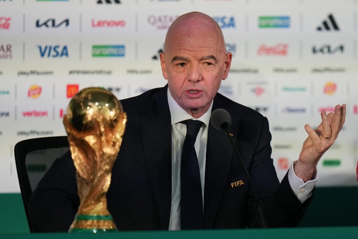  Chủ tịch FIFA đang bán linh hồn của bóng đá - Ảnh 1.