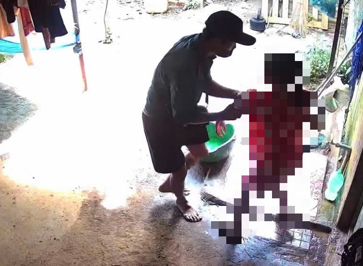 Xác minh người đàn ông bịt mặt tấn công bé gái trước nhà - Ảnh 1.