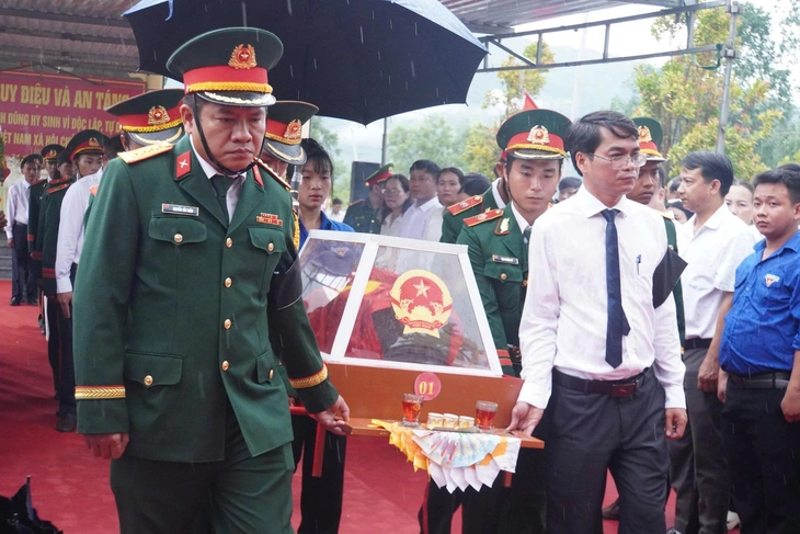Đà Nẵng tổ chức lễ truy điệu, an táng thêm 4 hài cốt liệt sĩ vừa được tìm thấy tại hang Đá Sập - Ảnh 2.