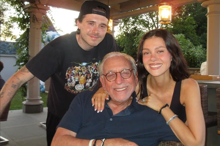 Cha vợ tỉ phú của Brooklyn Beckham bị kiện - Ảnh 1.