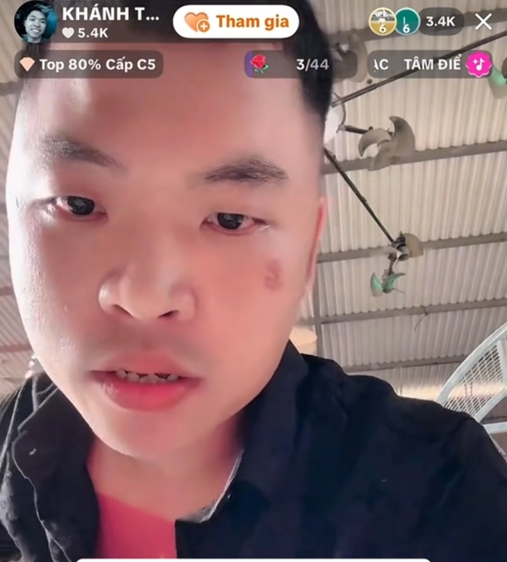 Công an làm việc với Khánh Sky sau vụ đến nhà TikToker Vua Quạt livestream chửi bới, thách thức - Ảnh 1.