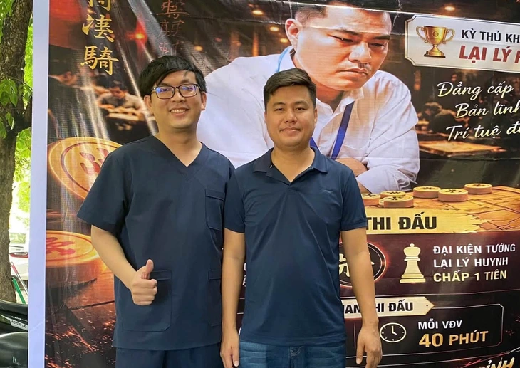 Một bác sĩ thắng trận khi cùng 12 kỳ thủ 'xa luân chiến' Lại Lý Huynh - Ảnh 1.