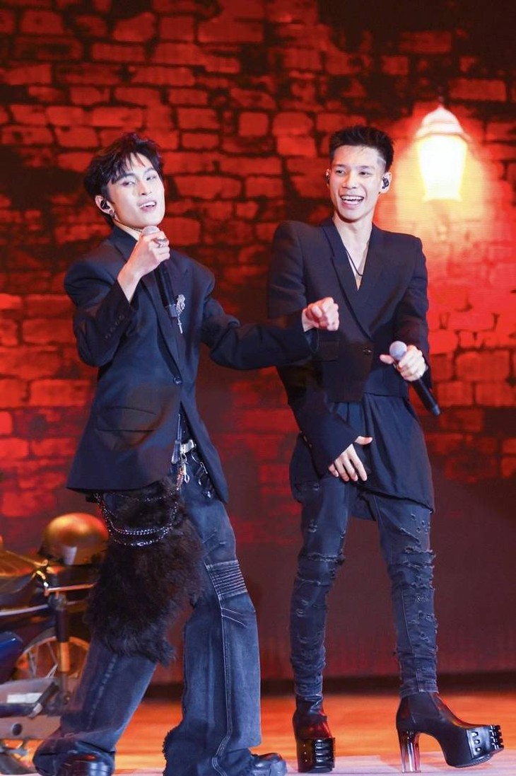 Sự kỳ lạ trong phong cách của rapper MCK trước khi bị Sở mời lên làm việc   - Ảnh 3.