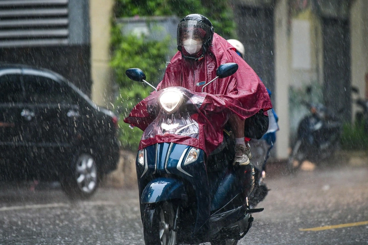 Hà Nội mưa dông giờ tan tầm chiều nay, Bắc Bộ có nơi mưa to hai ngày cuối tuần - Ảnh 1.