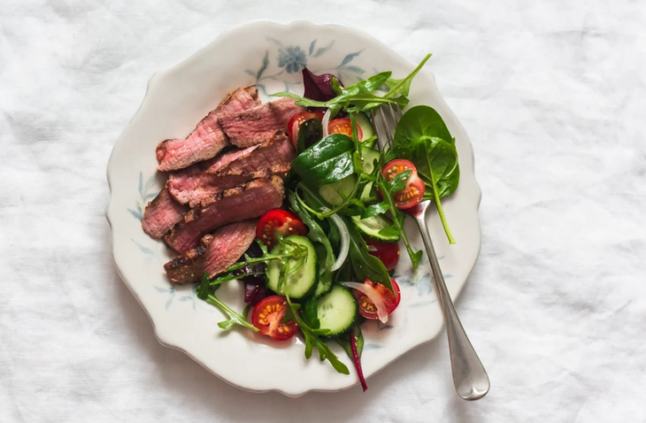 Ăn quá nhiều protein có thể khiến bạn già nhanh hơn? - Ảnh 1.
