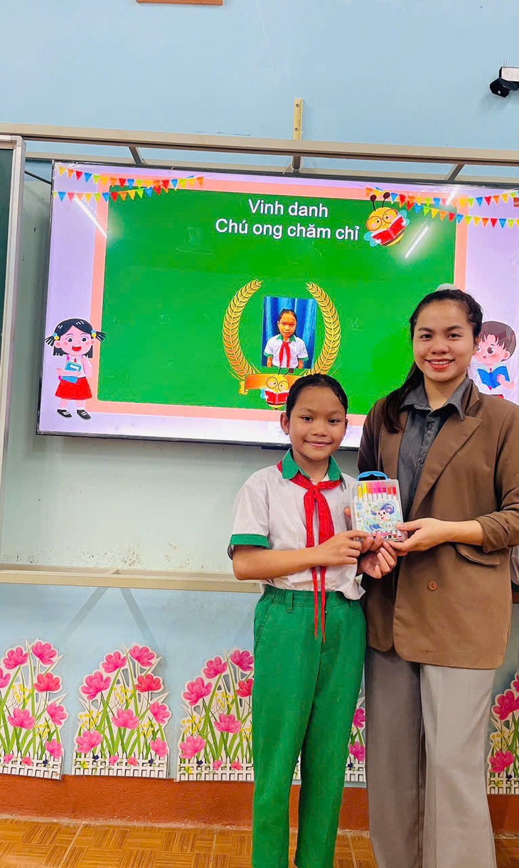 Thầy cô ở nơi chưa có điện lặn lội học AI để học sinh bớt thiệt thòi - Ảnh 4.