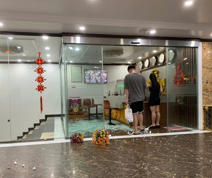 Bão số 1 vào Móng Cái, gió giật cấp 13, trời mưa trắng xóa - Ảnh 1.