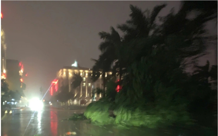 Sau 8 giờ đổ bộ Móng Cái, bão số 1 chưa suy yếu, vẫn gây gió mạnh ở ven biển Quảng Ninh sáng nay - Ảnh 4.