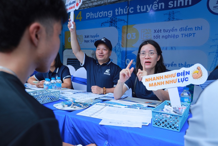 Trải nghiệm giám định kim cương, rê bóng như Messi ở ngày hội chọn nguyện vọng đại học 2026 - Ảnh 10.