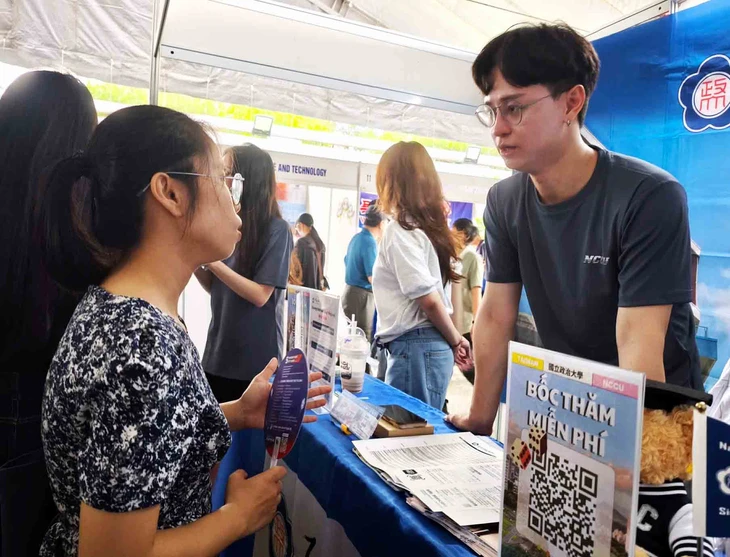 Đến ngày hội xét tuyển, nhiều thí sinh bất ngờ với loạt lựa chọn du học - Ảnh 2.