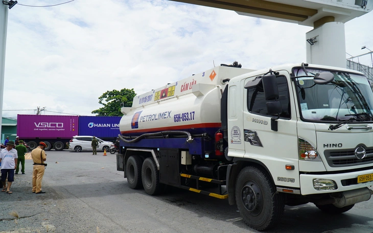 Xe tải chuyển hướng không bảo đảm an toàn, nữ sinh 15 tuổi tử vong - Ảnh 2.