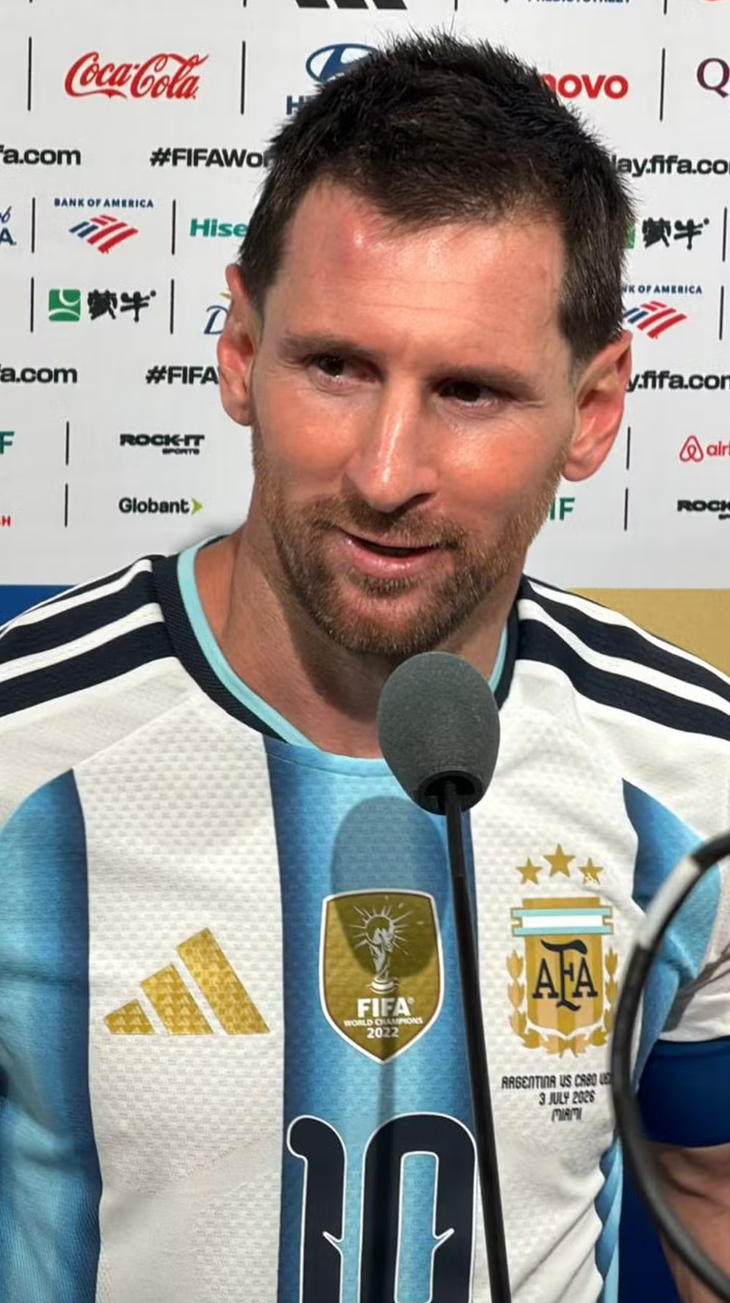 Messi u đầu vẫn cười tươi sau vé đi tiếp World Cup - Ảnh 1.
