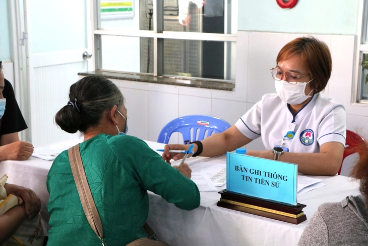 Người dân có thể lựa chọn bất kỳ cơ sở y tế nào để khám sức khỏe miễn phí - Ảnh 1.