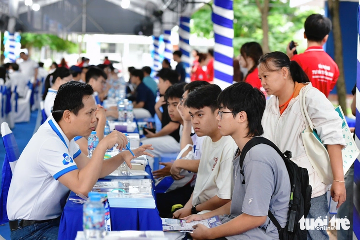 Sáng nay, Ngày hội lựa chọn nguyện vọng xét tuyển 2026 tại Hà Nội và TP.HCM - Ảnh 2.