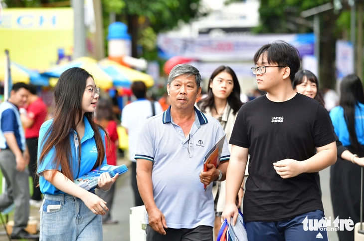 Sáng nay, Ngày hội lựa chọn nguyện vọng xét tuyển 2026 tại Hà Nội và TP.HCM - Ảnh 10.