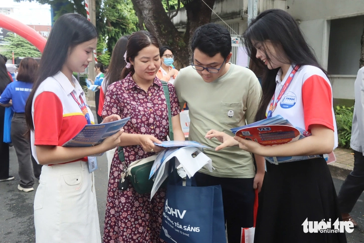 Sáng nay, Ngày hội lựa chọn nguyện vọng xét tuyển 2026 tại Hà Nội và TP.HCM - Ảnh 11.