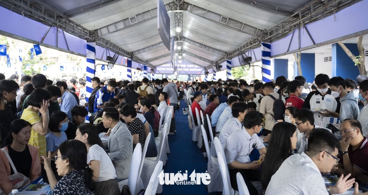 Nhiều trường ‘chơi lớn’ tại Ngày hội lựa chọn nguyện vọng xét tuyển - Ảnh 1.