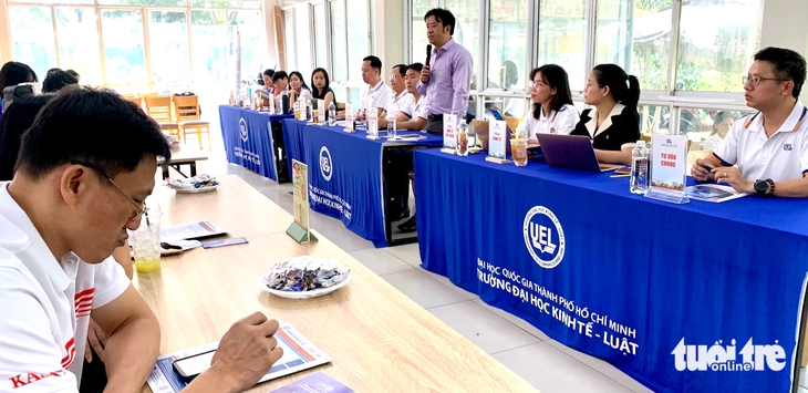 Nhiều trường ‘chơi lớn’ tại Ngày hội lựa chọn nguyện vọng xét tuyển - Ảnh 2.