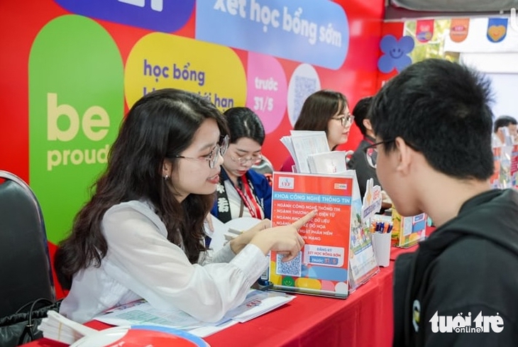 Nhiều trường ‘chơi lớn’ tại Ngày hội lựa chọn nguyện vọng xét tuyển - Ảnh 3.