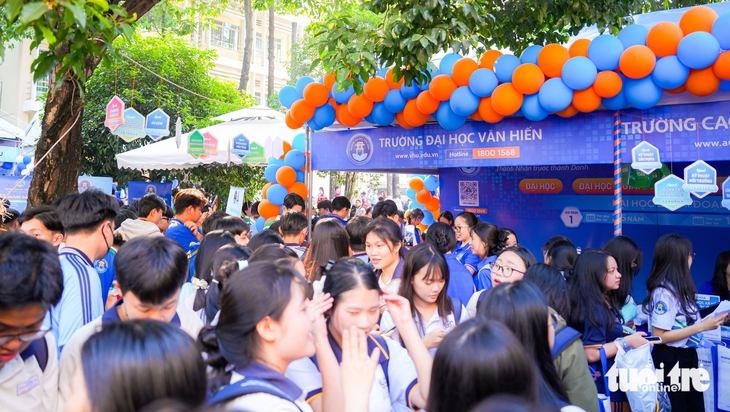 Nhiều trường ‘chơi lớn’ tại Ngày hội lựa chọn nguyện vọng xét tuyển - Ảnh 4.
