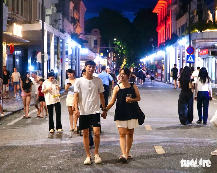 Hà Nội tuần đầu 'kích hoạt' vùng phát thải thấp, nhà trong khu vực cấm phải xuống xe dắt bộ - Ảnh 9.