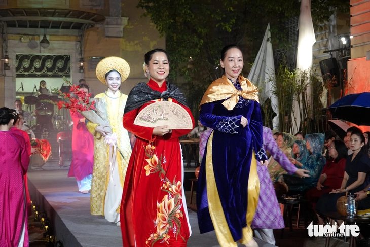Nhâm nhi ly trà, ăn bánh, nghe Dạ cổ hoài lang ở Bảo tàng Mỹ thuật TP.HCM - Ảnh 2.