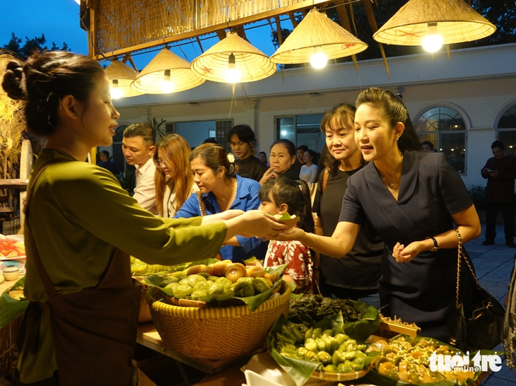 Nhâm nhi ly trà, ăn bánh, nghe Dạ cổ hoài lang ở Bảo tàng Mỹ thuật TP.HCM - Ảnh 3.