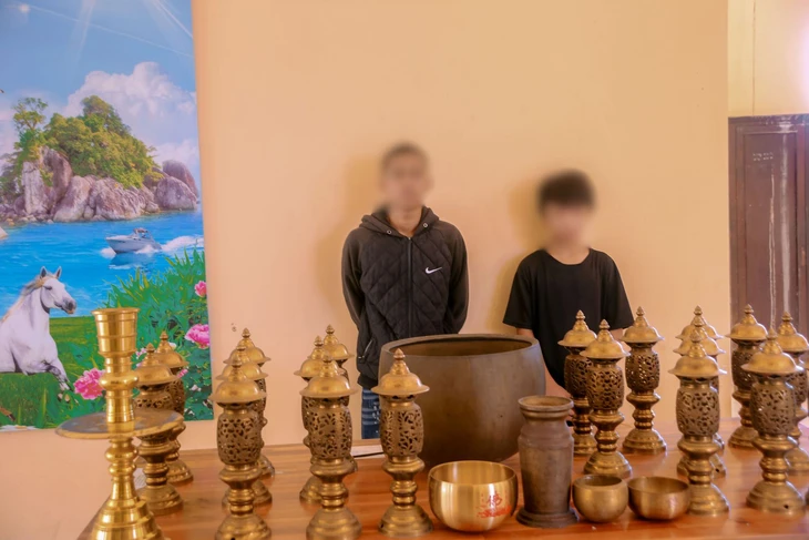 Bắt nhóm trộm chuông chùa, lộ ra nhiều vụ trộm khác - Ảnh 1.