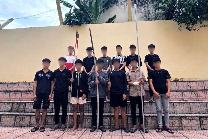 Xử lý nhóm thanh thiếu niên vác dao tự chế, ‘kẹp ba’ rú ga gây náo loạn đường phố ở Đồng Nai - Ảnh 1.