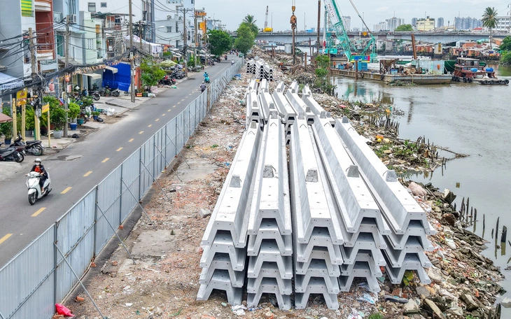 Rạch Đá Đỏ nối sông Sài Gòn dần "hồi sinh" sau nhiều năm ô nhiễm - Ảnh 11.