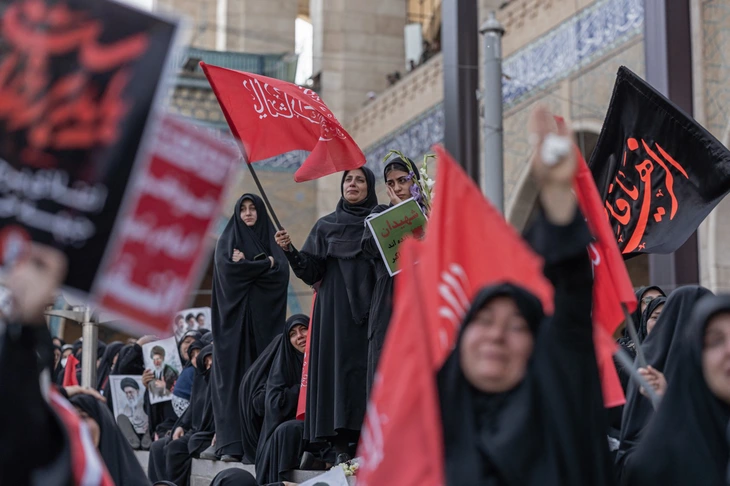 Người dân Iran hô vang 'trả thù' tại lễ tang cố lãnh tụ Ali Khamenei - Ảnh 1.