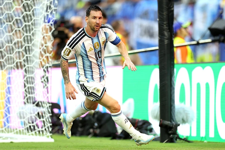 Nhà Beckham và dàn sao cổ vũ Messi tại World Cup - Ảnh 1.