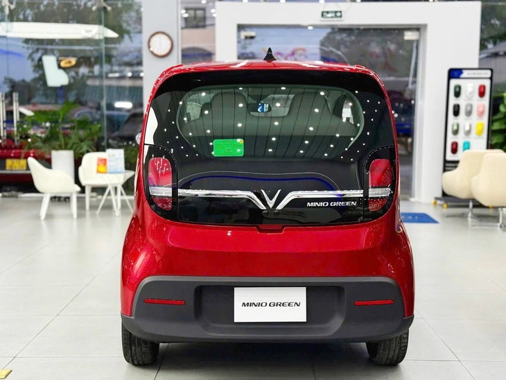 VinFast VF 2 lộ diện: Giá dự kiến chỉ cao hơn Honda SH 26 triệu, 4 chỗ, chạy 120km/sạc - Ảnh 8.