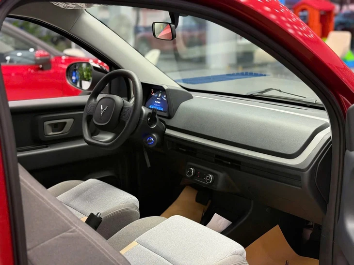 VinFast VF 2 lộ diện: Giá dự kiến chỉ cao hơn Honda SH 26 triệu, 4 chỗ, chạy 120km/sạc - Ảnh 9.