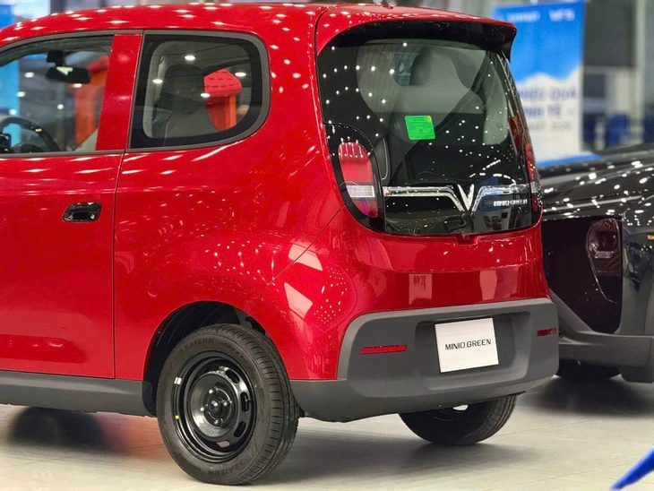 VinFast VF 2 lộ diện: Giá dự kiến chỉ cao hơn Honda SH 26 triệu, 4 chỗ, chạy 120km/sạc - Ảnh 7.
