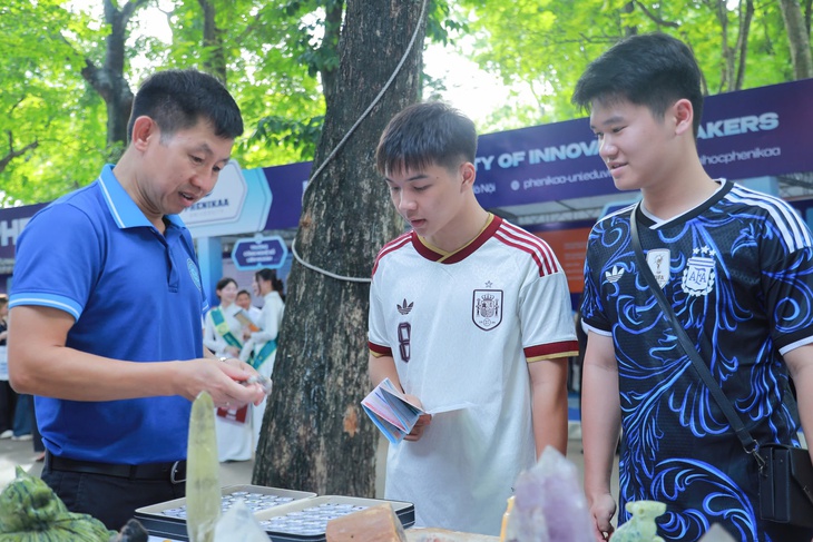 Trải nghiệm giám định kim cương, rê bóng như Messi ở ngày hội chọn nguyện vọng đại học 2026 - Ảnh 2.