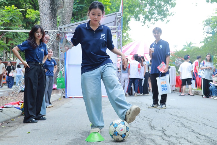 Trải nghiệm giám định kim cương, rê bóng như Messi ở ngày hội chọn nguyện vọng đại học 2026 - Ảnh 4.