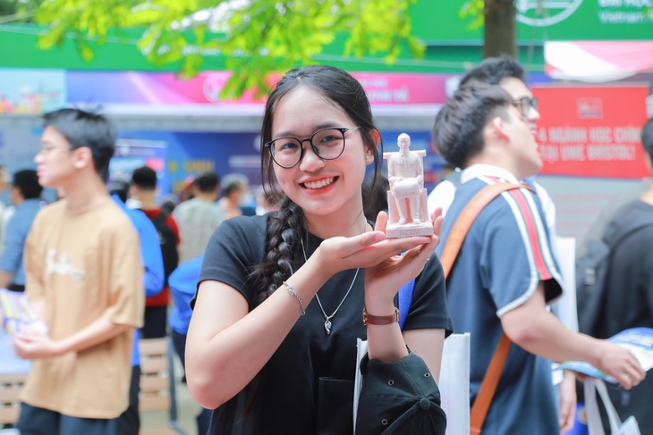 Trải nghiệm giám định kim cương, rê bóng như Messi ở ngày hội chọn nguyện vọng đại học 2026 - Ảnh 5.