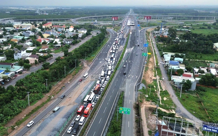 Dòng xe 'bò' từ quốc lộ 51 về nút giao An Phú trên cao tốc TP.HCM - Long Thành, tài xế ngao ngán - Ảnh 7.